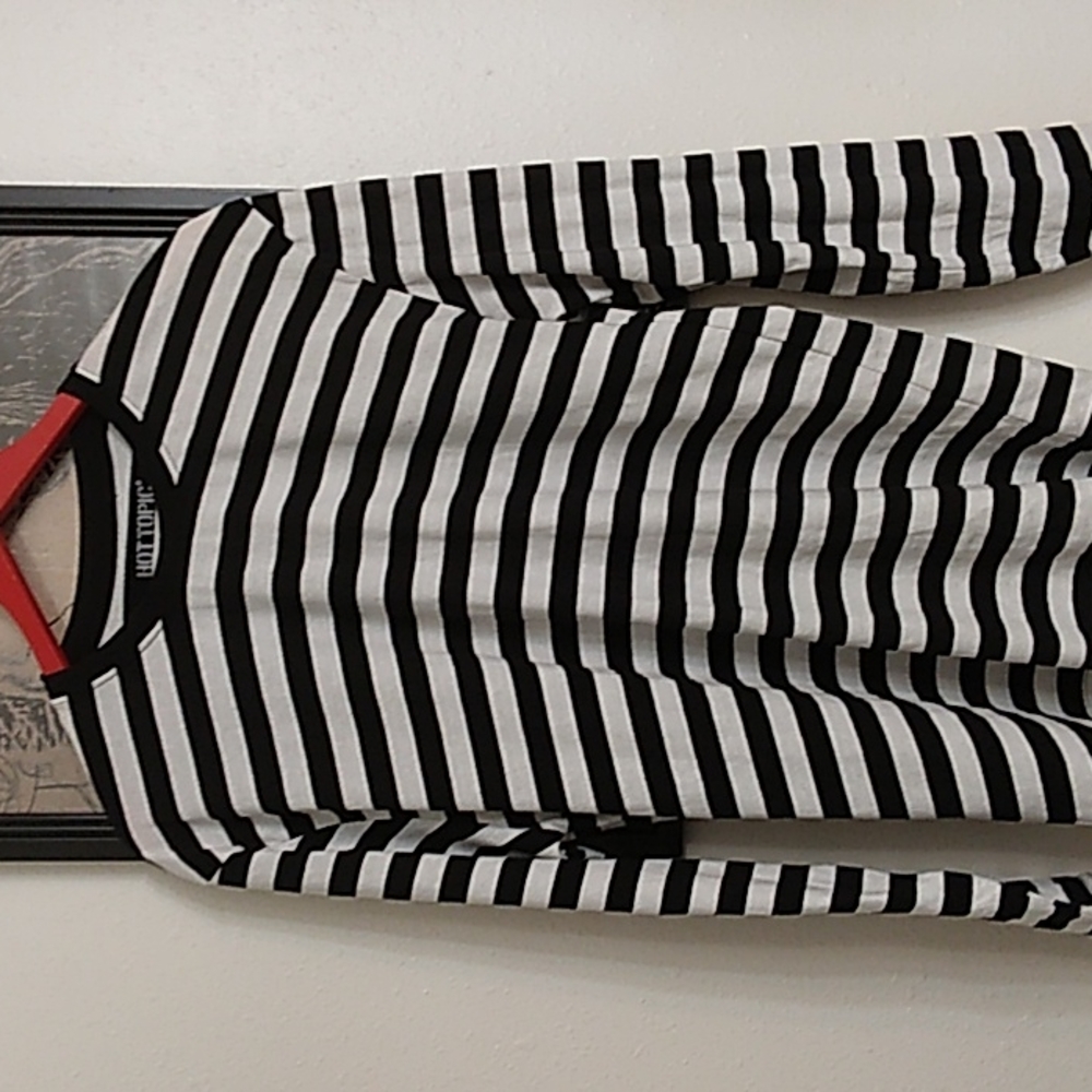 Blk/ White long sleeve Hot Topic